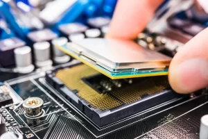 En forklaring af bogstaverne i Intel's og AMD's CPU-navngivning